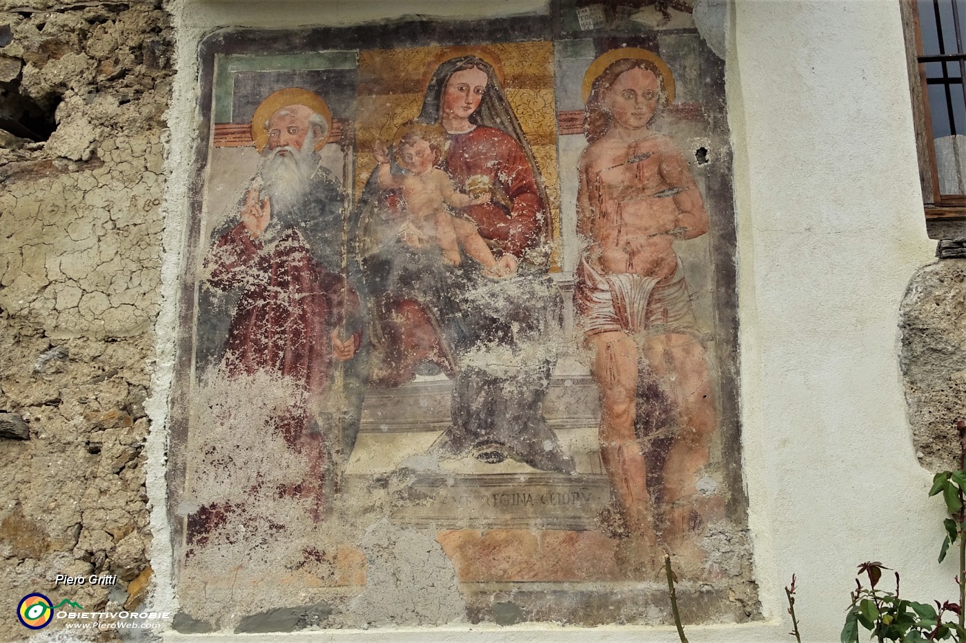 97 Affresco con Madonna e Santi sulla facciata di Casa Annovazzi a Cantello .JPG